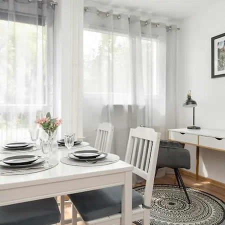 W Centrum Wroclawia Tuz Przy Rynku Z Biurkiem Do Pracy Zdalnej By Renters