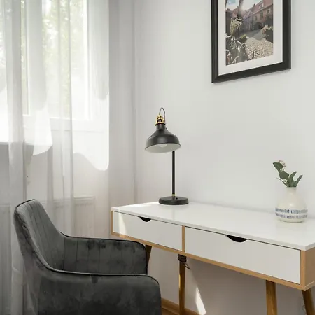 W Centrum Wroclawia Tuz Przy Rynku Z Biurkiem Do Pracy Zdalnej By Renters Vratislav